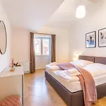 מלון דירות Petrin Tower 4*