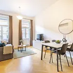 מלון דירות Petrin Tower 4*